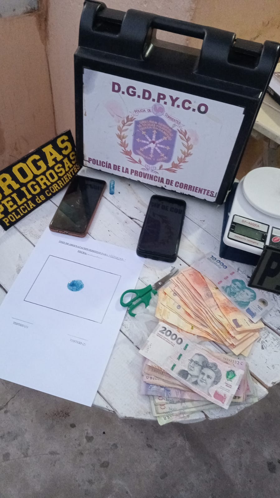 La Polic&iacute;a diligenci&oacute; una orden de allanamiento, adem&aacute;s secuestr&oacute; dinero en efectivo, celulares, una balanza y coca&iacute;na, entre otras cosas