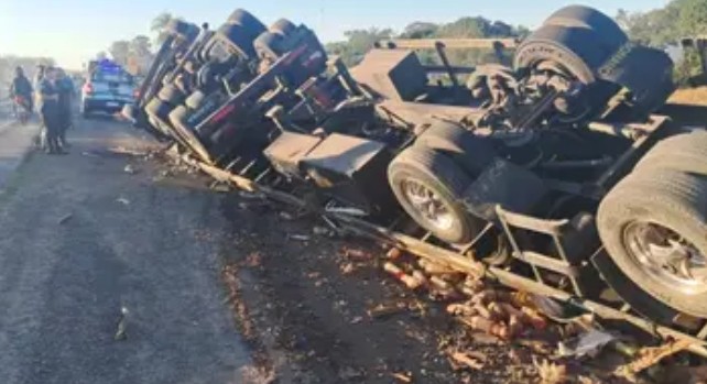 Maip&uacute; y Ruta 12 : Un cami&oacute;n volc&oacute; su carga , el conductor estaba alcolizado 
