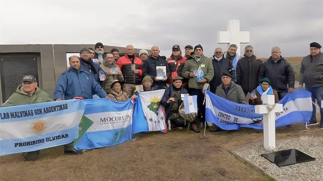 Malvinas: Los excombatientes recorrieron el Cementerio Darwin y lugares donde se disputaron batallas contra los ingleses