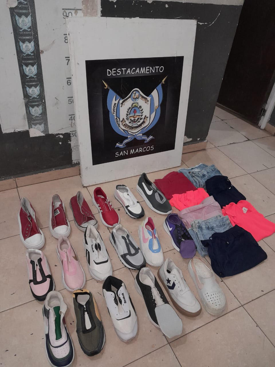 Efectivos policiales recuperaron elementos robados d&iacute;as atras de un local comercial 