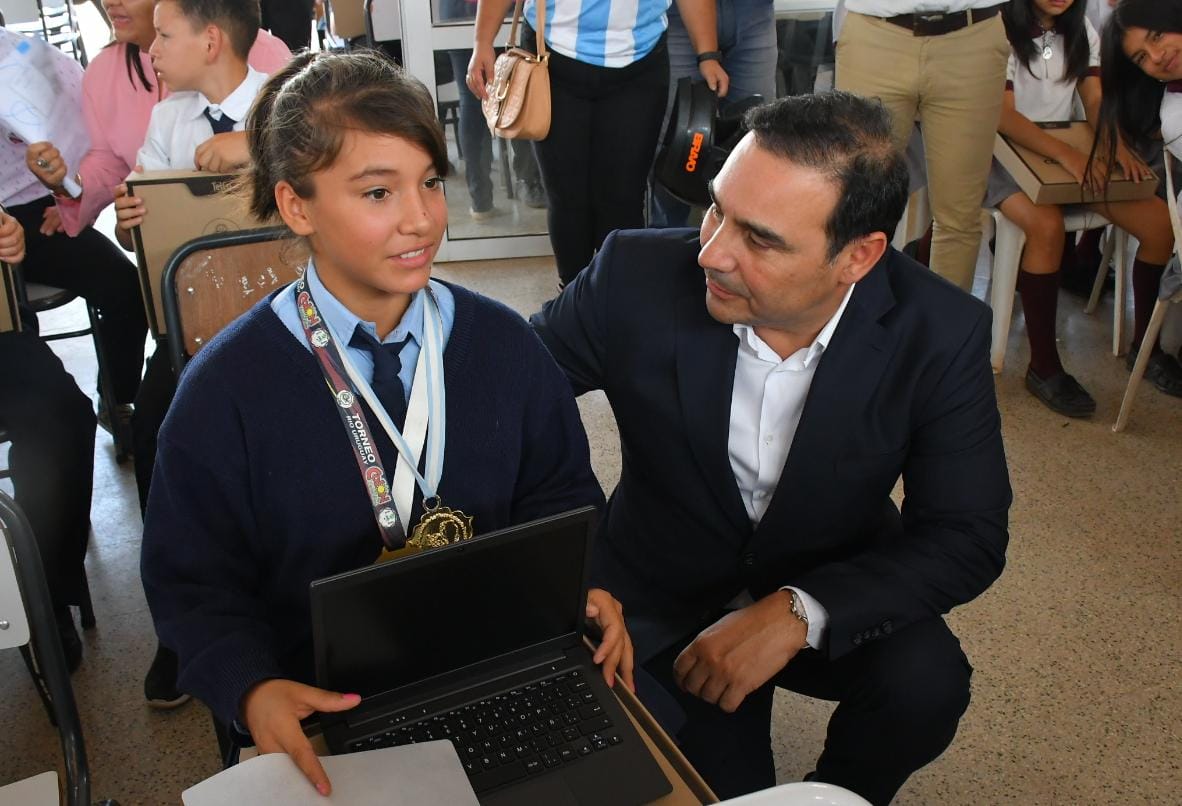En Paso de los Libres, Vald&eacute;s entreg&oacute; m&aacute;s de 370 notebooks e inaugur&oacute; el play&oacute;n deportivo del Colegio "Sime&oacute;n Payba"
