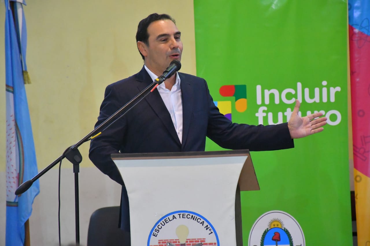 El Gobernador entreg&oacute; 594 notebooks a estudiantes de Paso de los Libres y anunci&oacute; la compra de 20 mil m&aacute;s