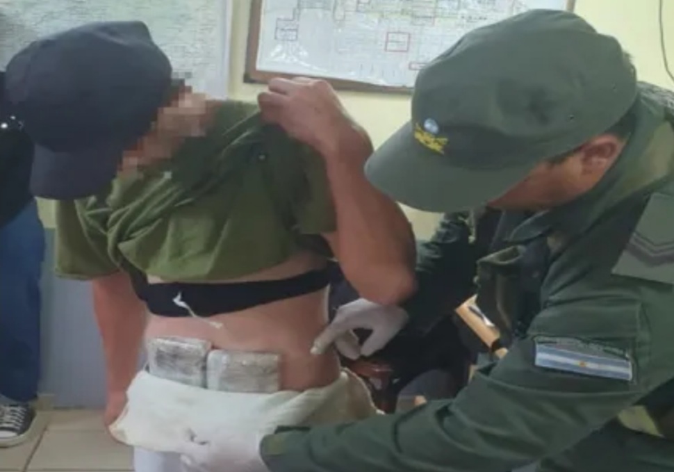 Tra&iacute;an droga escondida en su cuerpo y fueron detenidos en un control de gendarmer&iacute;a 