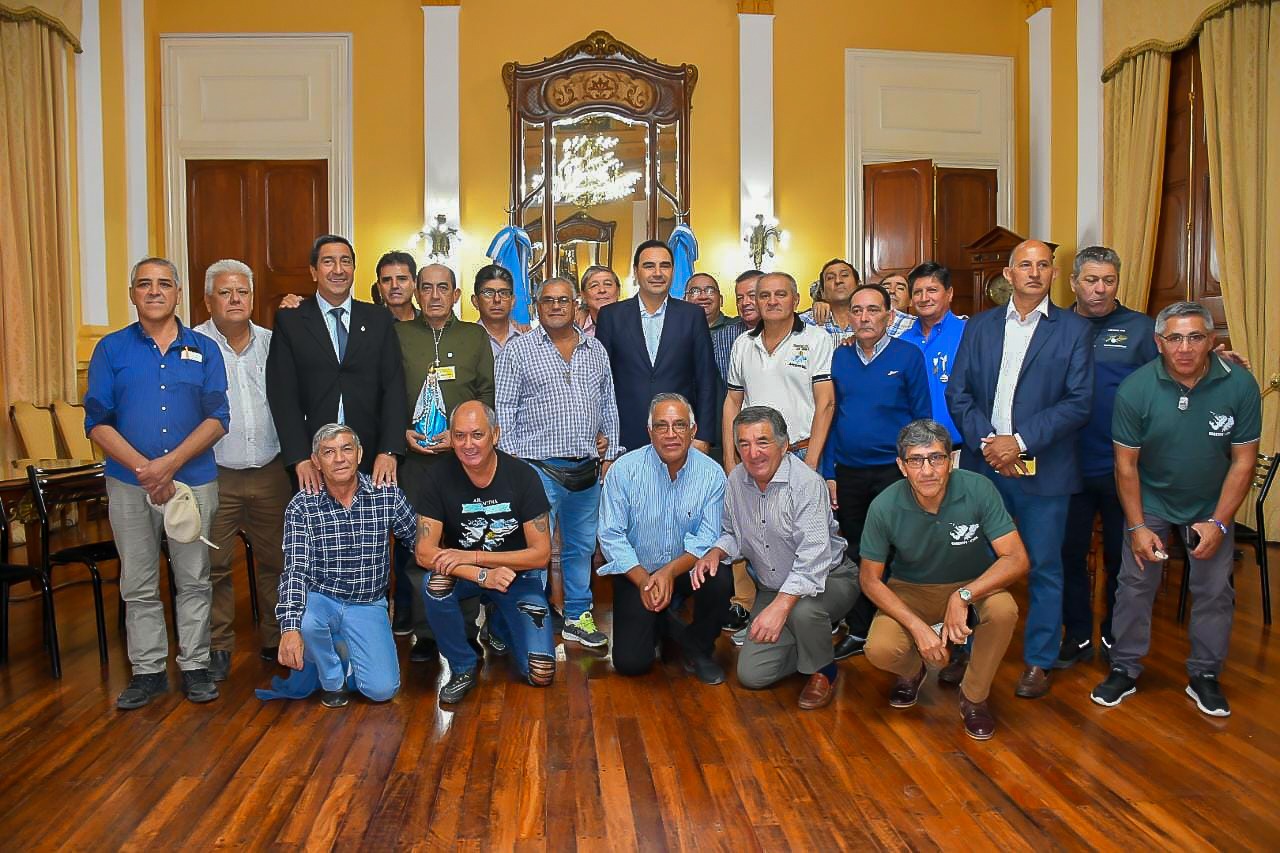 El Gobernador recibi&oacute; a los excombatientes que visitaron las Islas