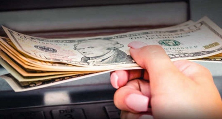 En el arranque de semana, el d&oacute;lar blue peg&oacute; un salto de $20 y alcanz&oacute; los $462