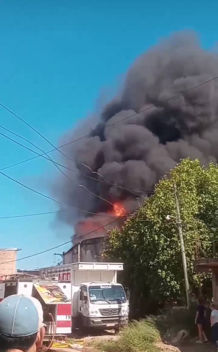 Incendio de un galp&oacute;n deja p&eacute;rdidas totales y un bombero herido 