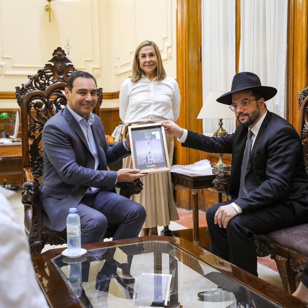 Vald&eacute;s recibi&oacute; en su despacho oficial al rabino Eliahu Hamra