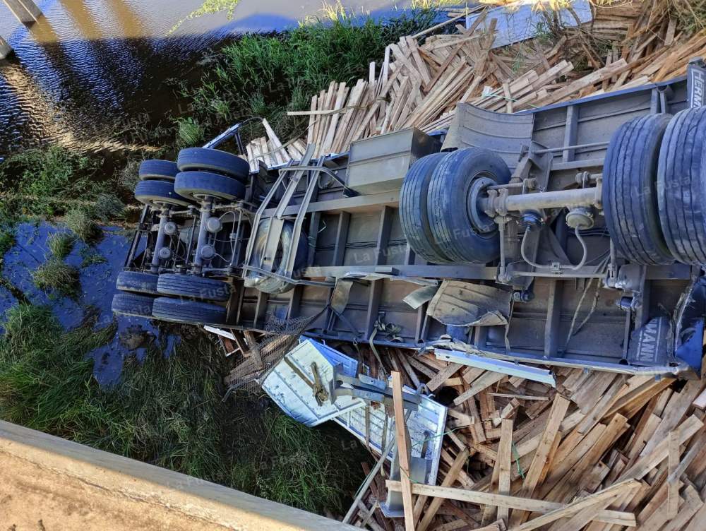 Autov&iacute;a 14 casi una tragedia: Un cami&oacute;n con maderas cay&oacute; del puente 