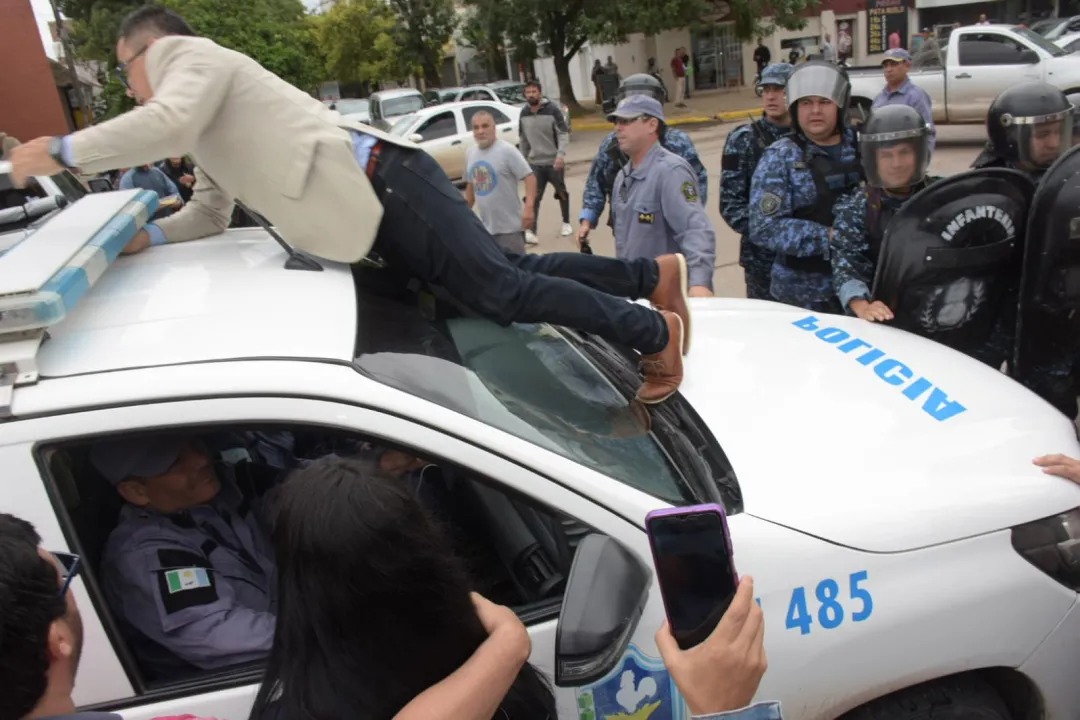 Chaco: Un consejal fue detenido por querer evitar la detenci&oacute;n de piqueteros 