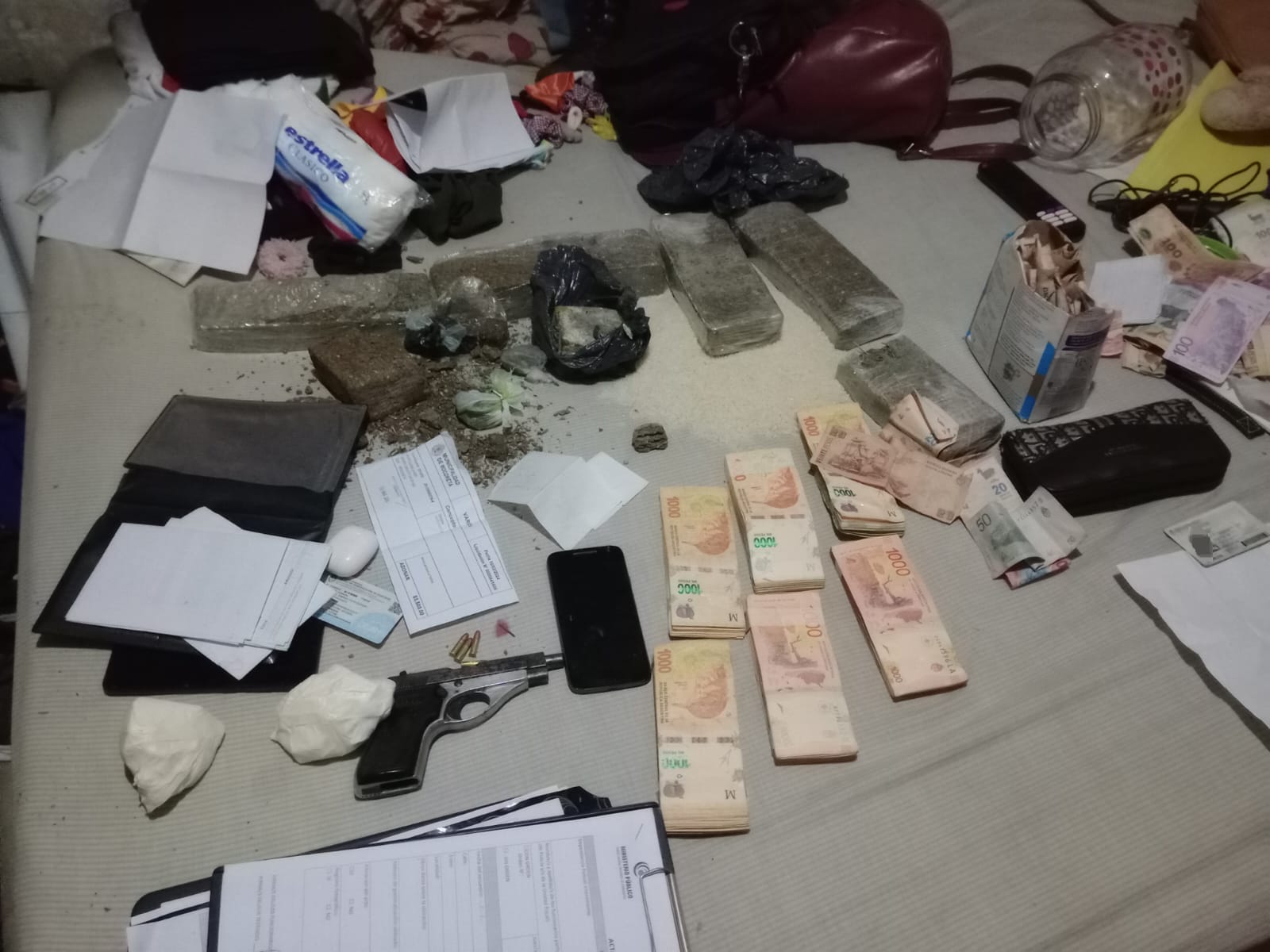 Monte Caseros: En varios allanamientos la polic&iacute;a secuestro droga,dinero en efectivo y detuvo a una persona 