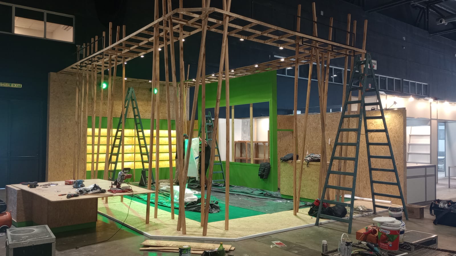 Avanza el armado del stand de Corrientes en la Feria Internacional del Libro  Este jueves 25
