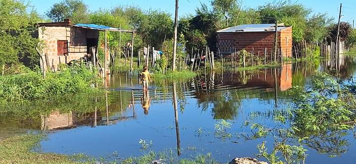 San Luis Del Palmar : Por la creciente del  Riachuelo hay 20 familias evacuadas 