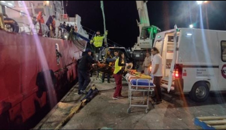 Prefectura rescat&oacute; al tripulante de un pesquero que cay&oacute; al agua en Puerto Deseado