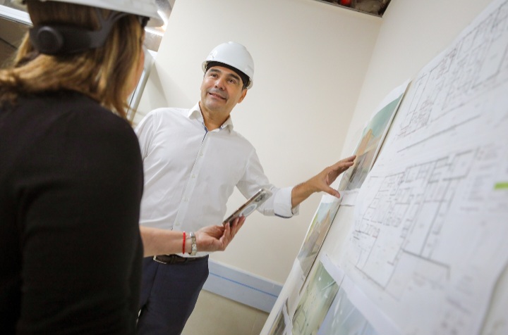 Vald&eacute;s recorri&oacute; las obras de ampliaci&oacute;n y refacci&oacute;n del Hospital Vidal