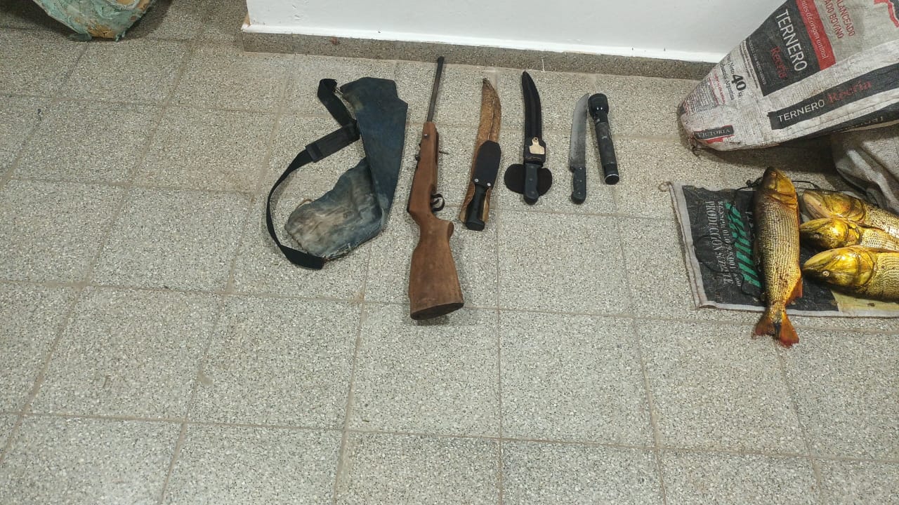 MANTILLA : La Polic&iacute;a secuestro pescados, redes, un arma de fuego, linternas, armas blancas
