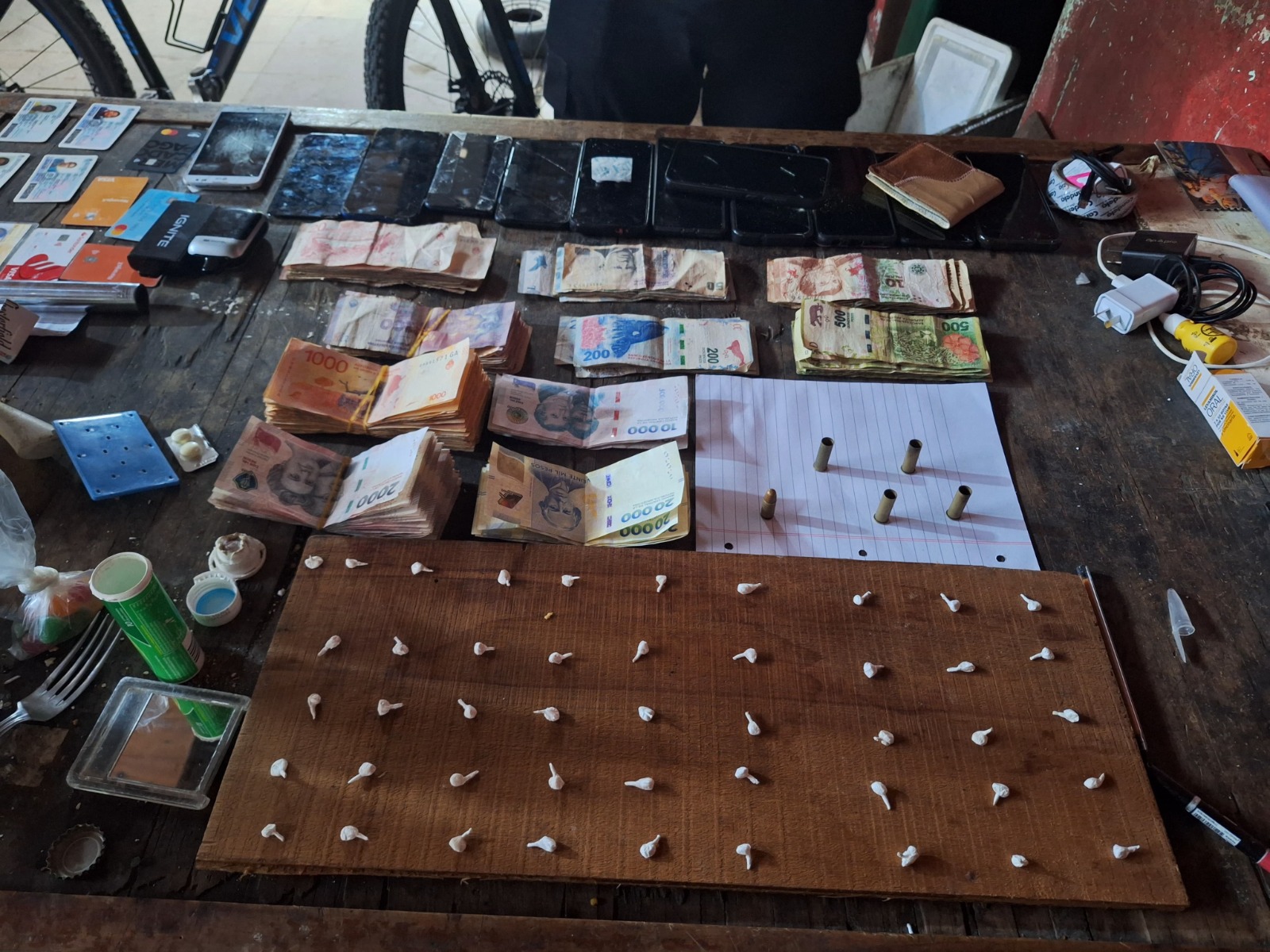 Barrio Santa Luc&iacute;a : La polic&iacute;a secuestro coca&iacute;na , dinero en efectivo y detuvo a dos personas 