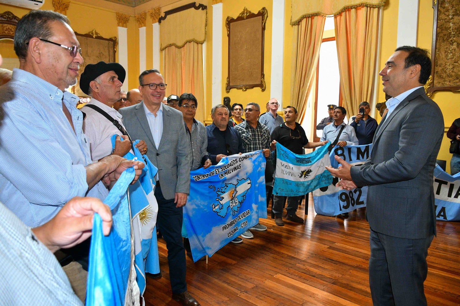Vald&eacute;s recibi&oacute; a excombatientes que regresaron a las Islas: &ldquo;Corrientes los reivindica con este viaje reparador e introspectivo&rdquo;