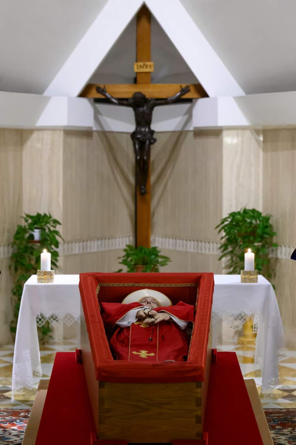 El Vaticano mostr&oacute; las primeras im&aacute;genes del papa Francisco en su feretro 