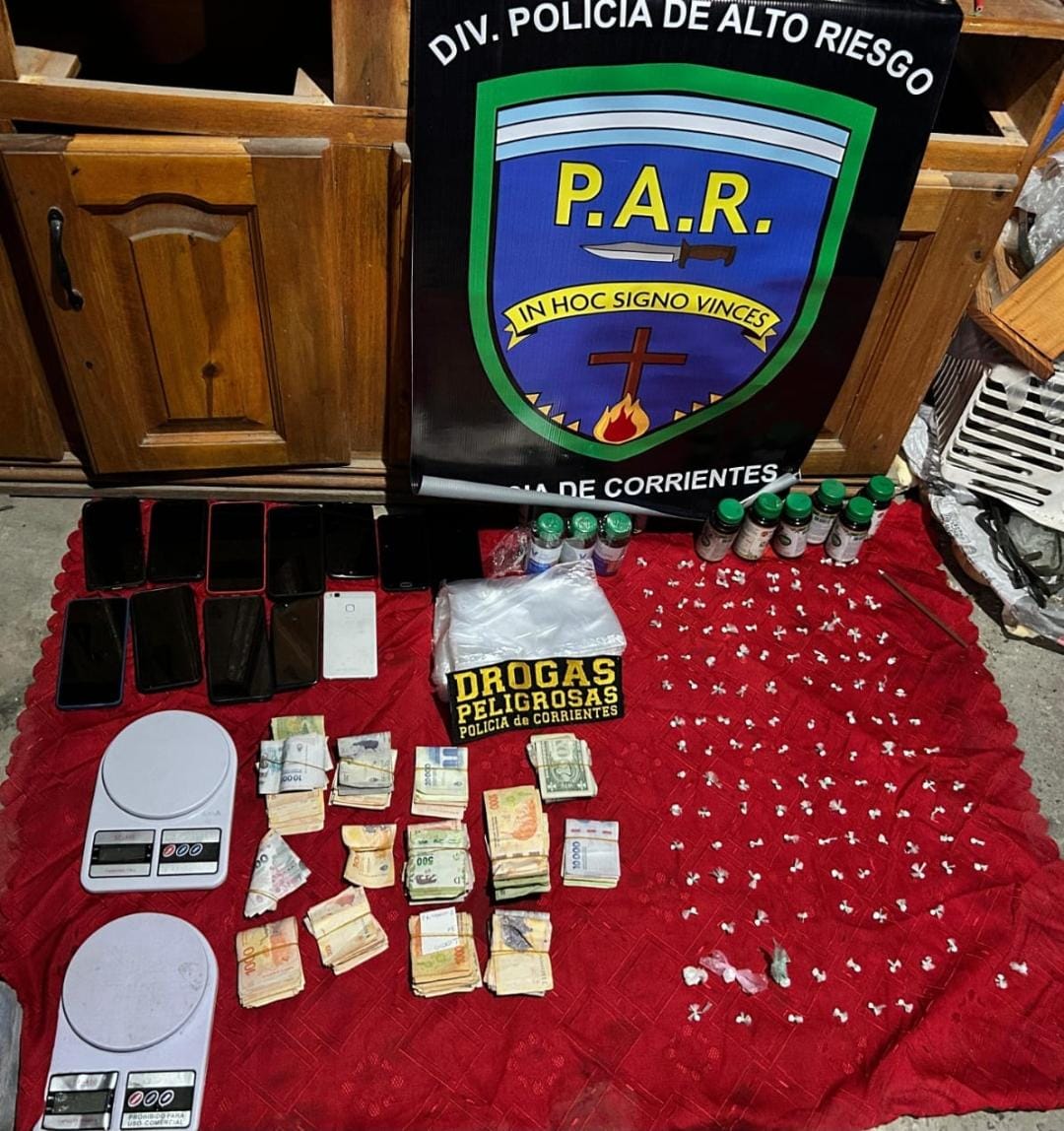 Barrio Paloma De La Paz : La polic&iacute;a secuestro drogas, dinero en efectivo y detuvo a tres personas en un domicilio 