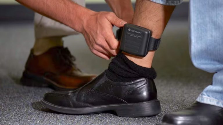 Ordenan tobillera electr&oacute;nica y bot&oacute;n antip&aacute;nico para proteger a una mujer v&iacute;ctima de violencia de g&eacute;nero