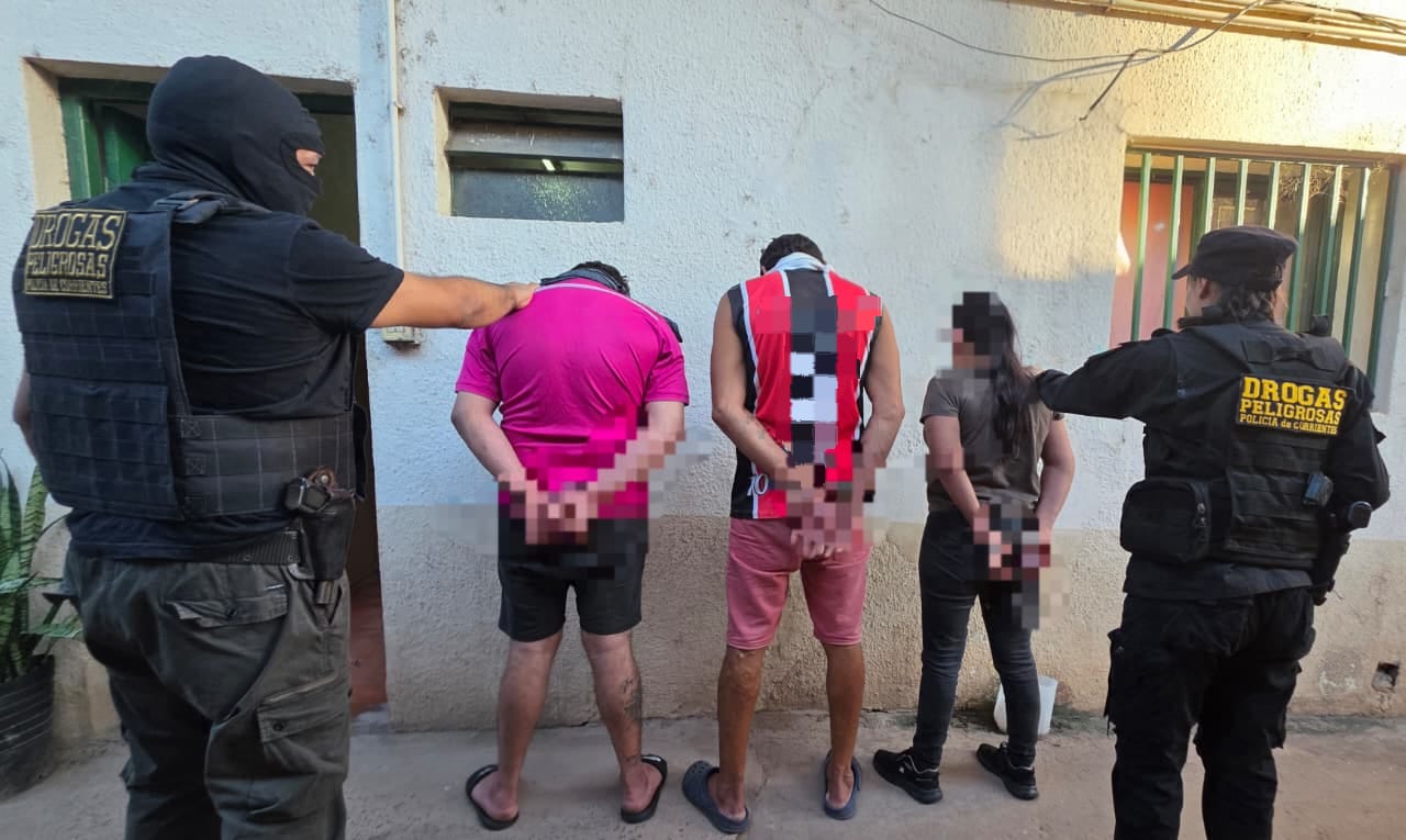 BARRIO CICHERO: La Polic&iacute;a diligenciando una orden de allanamiento, desarticul&oacute; un kiosco relacionado a la venta de estupefacientes, donde secuestro dinero en efectivo y coca&iacute;na