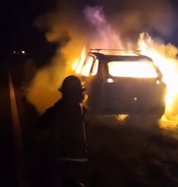 Mercedes : Un auto se incendio en plena ruta 