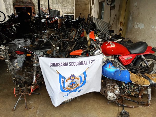 BARRIO PATONO: Tras allanamientos realizados, la Polic&iacute;a secuestr&oacute; motocicletas, moto-partes, celulares, armas de fuego, entre otros elementos