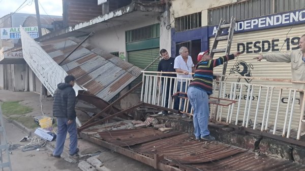 Cedi&oacute; un cartel de publicidad en un local comercial 