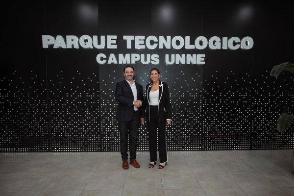 Juan Pablo Vald&eacute;s firm&oacute; acuerdo con Amazon: capacitaciones gratuitas en IA y financiamiento para startups