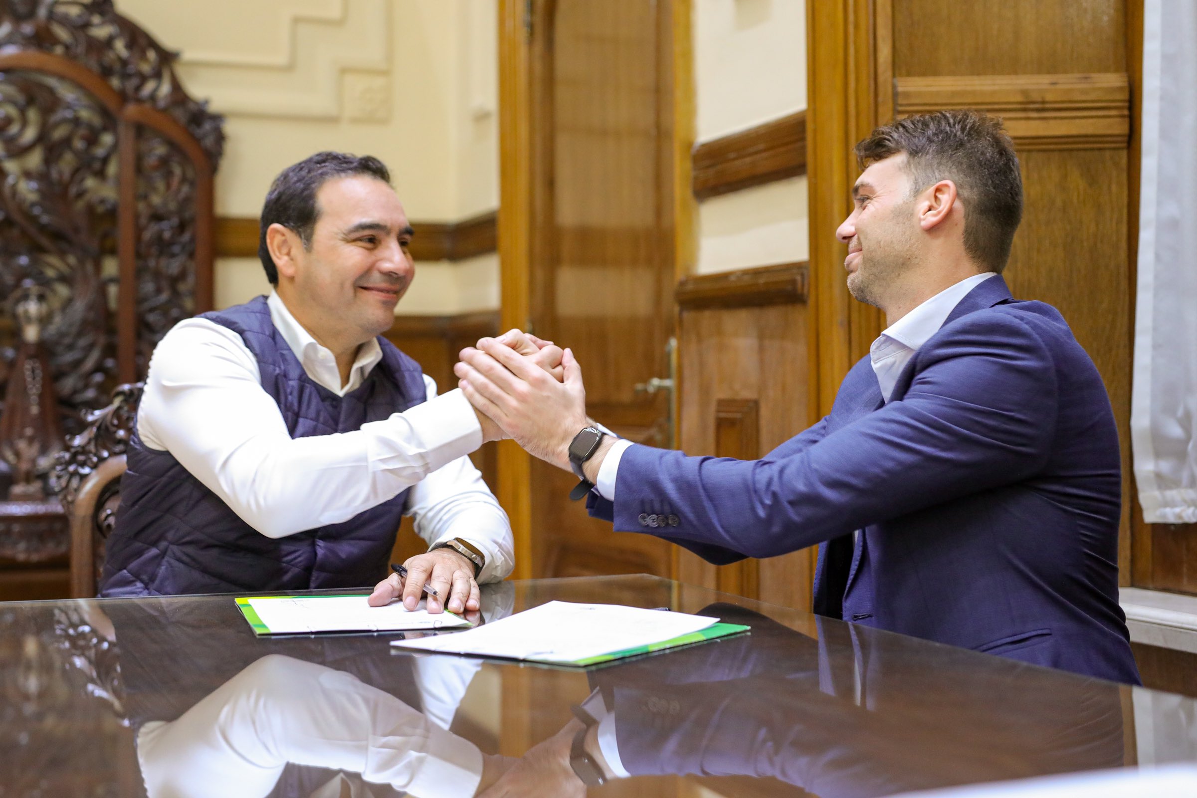 El Gobernador suscribi&oacute; un convenio con el intendente de Mocoret&aacute; para obras urbanas en la localidad