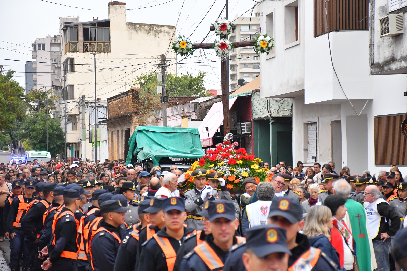 Una multitud de fieles renov&oacute; su fe a la Sant&iacute;sima Cruz de los Milagros