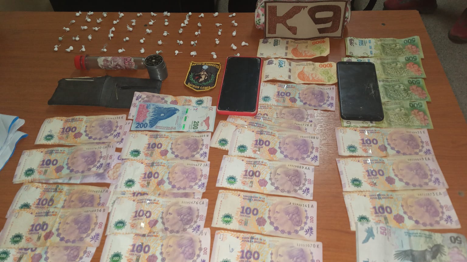 En un operativo policial detuvieron a dos personas y secuestraron cocaina