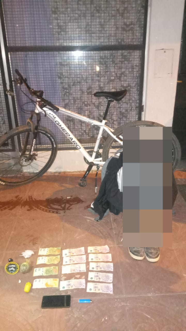  La Polic&iacute;a demor&oacute; a un hombre y secuestr&oacute; envoltorios de marihuana y coca&iacute;na