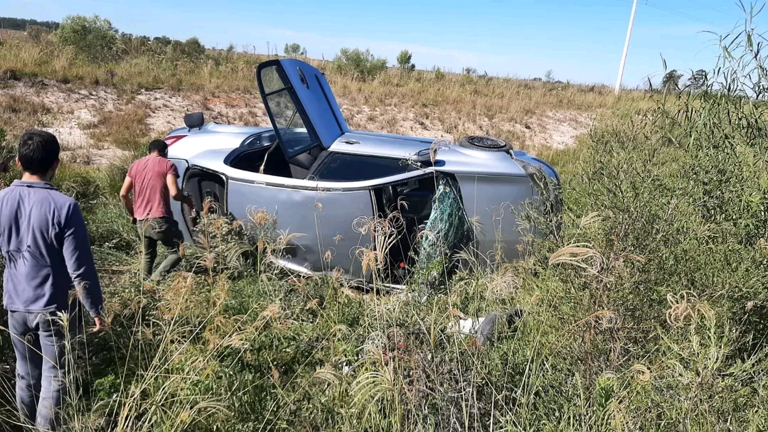 Mercedes: Un auto despist&oacute; en la ruta 119, hay una mujer en grave estado 