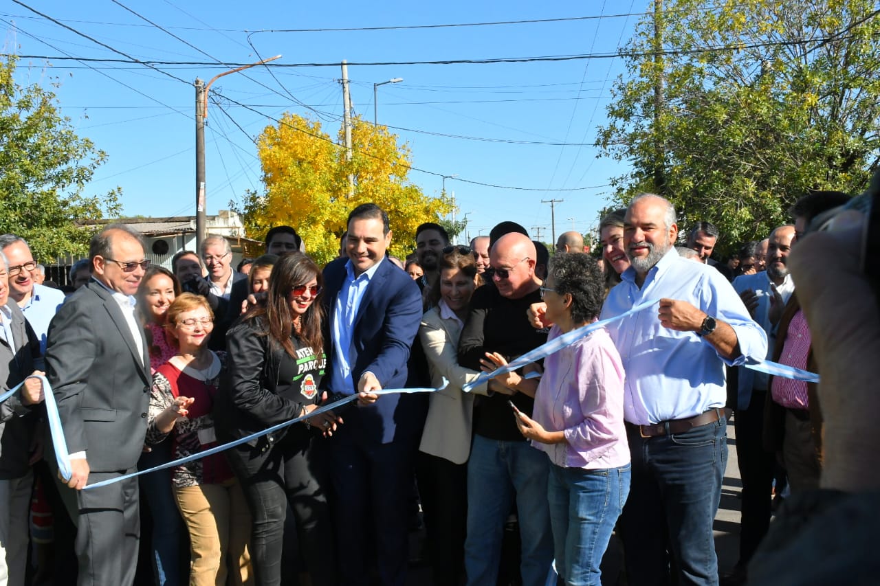 Vald&eacute;s inaugur&oacute; 29 cuadras de pavimento para continuar "con la reparaci&oacute;n hist&oacute;rica de Capital"