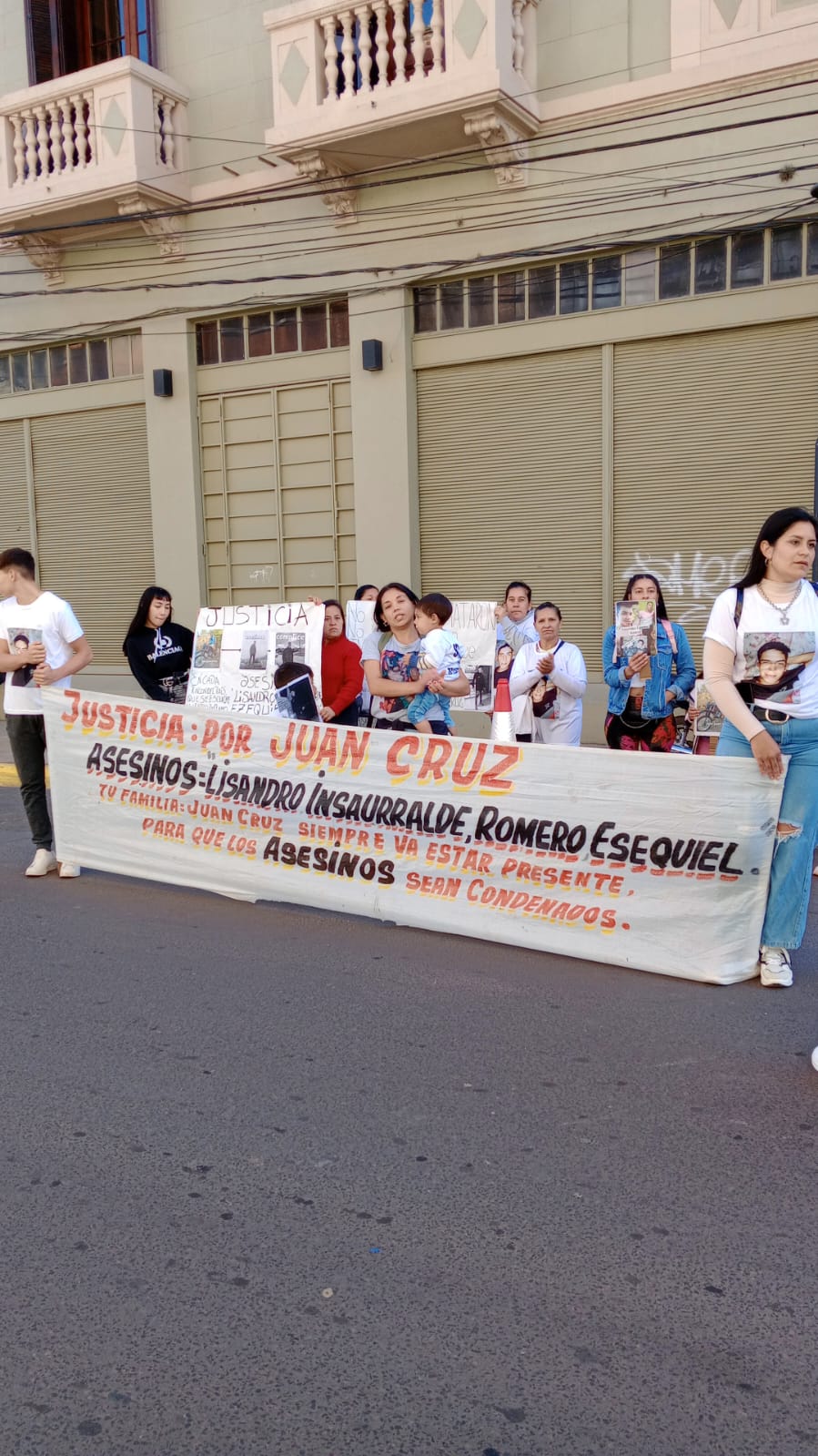 Familiares de un joven asesinado piden la detenci&oacute;n del autor del hecho 