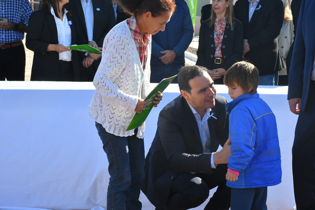 Vald&eacute;s entreg&oacute; 63 viviendas y garantiz&oacute; m&aacute;s unidades habitacionales para el Barrio Dr. Monta&ntilde;a