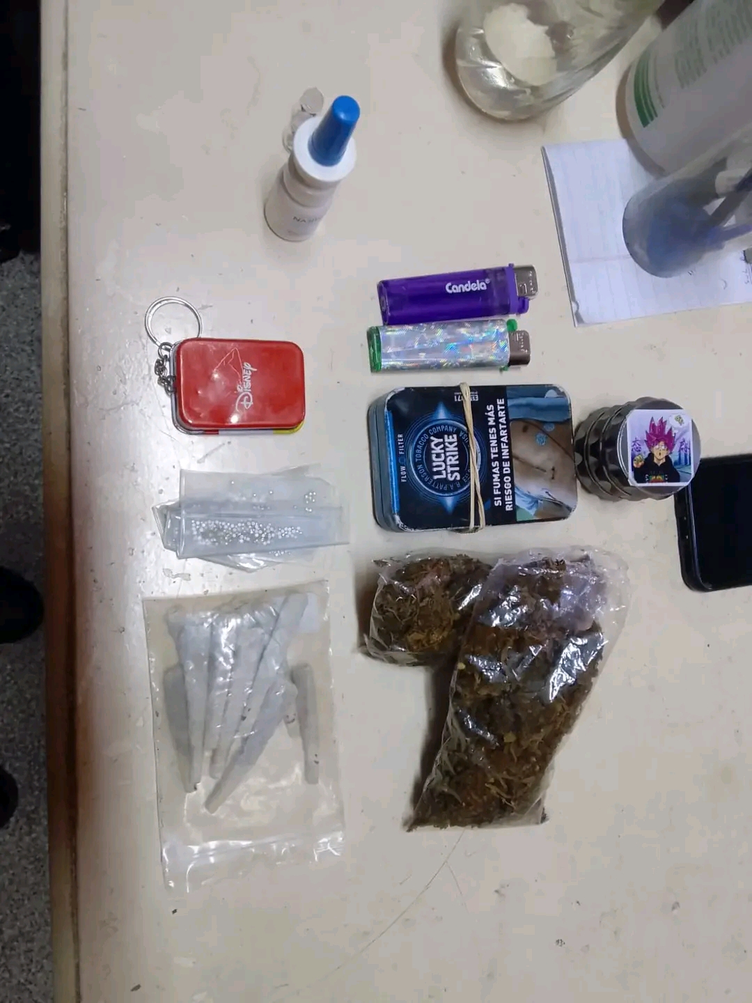 Un joven llevo droga a la escuela y fue descubierto por el rector 