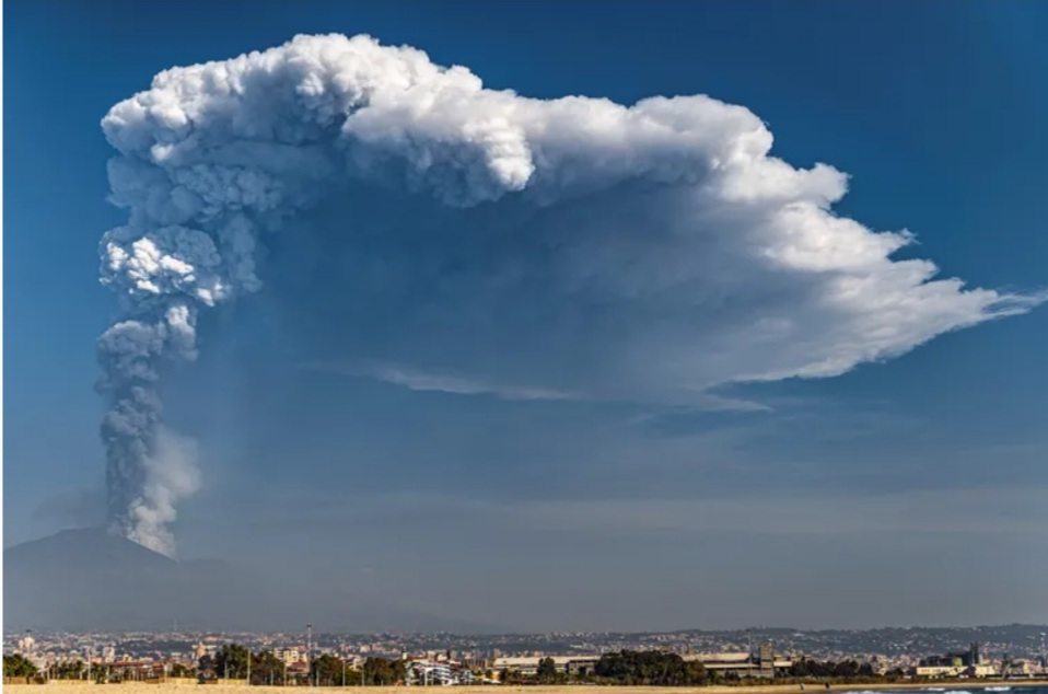 El volc&aacute;n Etna entr&oacute; en erupci&oacute;n en Italia: cerr&oacute; el aeropuerto y se suspendieron vuelos