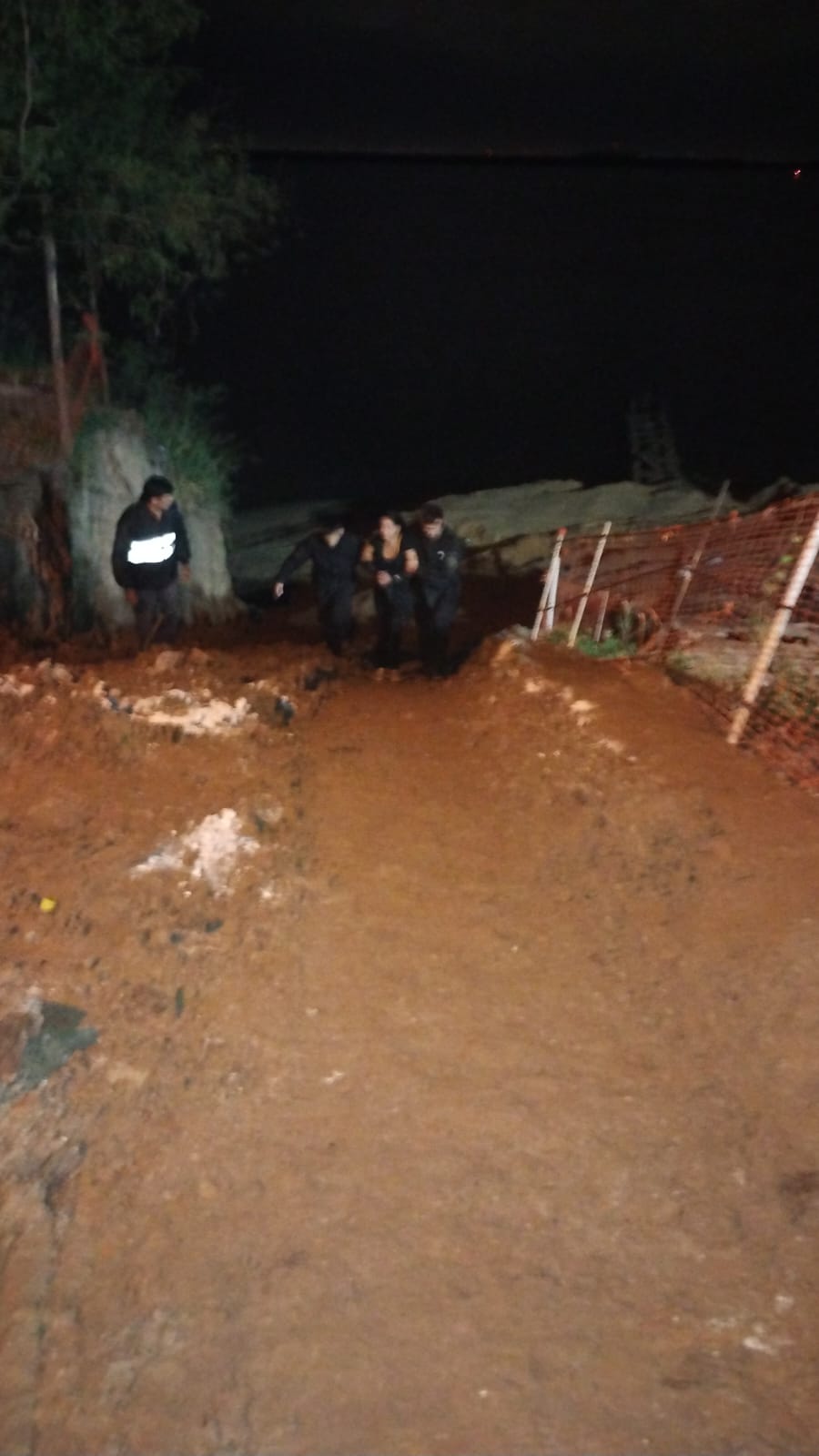 En una r&aacute;pida intervenci&oacute;n la polic&iacute;a evito que una mujer se arroje al r&iacute;o 