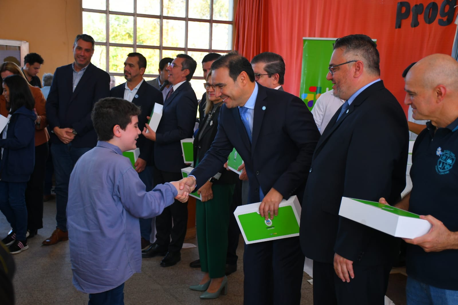 Vald&eacute;s entreg&oacute; 576 notebooks a estudiantes de Monte Caseros, Juan Pujol y Colonia Libertad, para promover la igualdad tecnol&oacute;gica-educativa