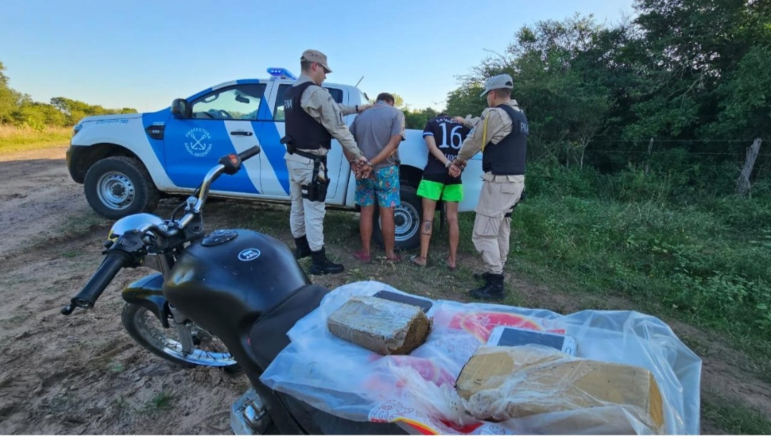 Itat&iacute;: Prefectura detuvo a dos hombres que llevaban droga en una motocicleta 