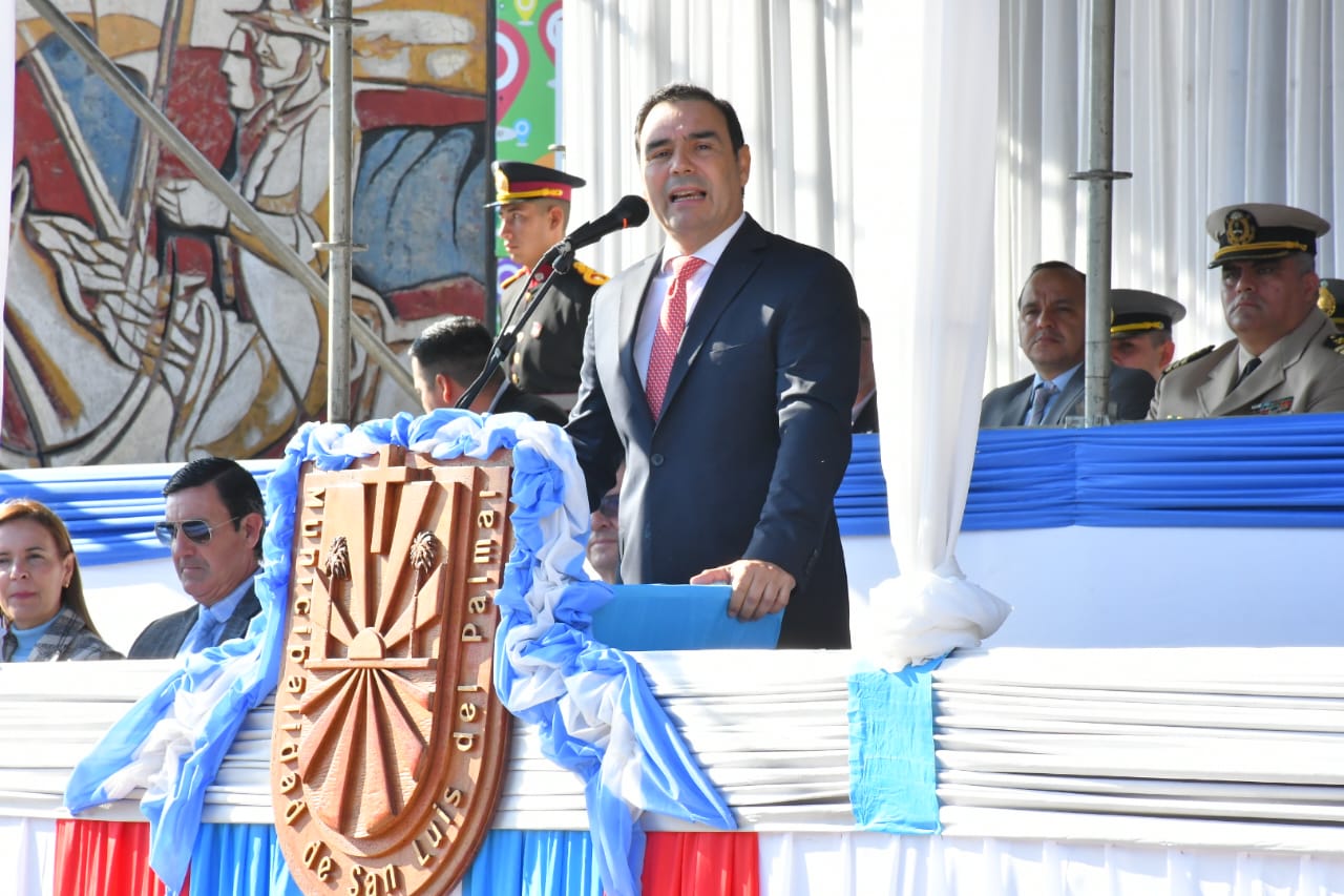 Vald&eacute;s acompa&ntilde;&oacute; al pueblo de San Luis en un nuevo aniversario y ratific&oacute; su apoyo en materia de infraestructura
