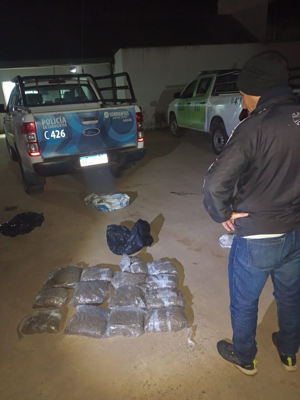 Paso De La Patria: La polic&iacute;a secuestro m&aacute;s de 13 kilos de marihuana abandonados 