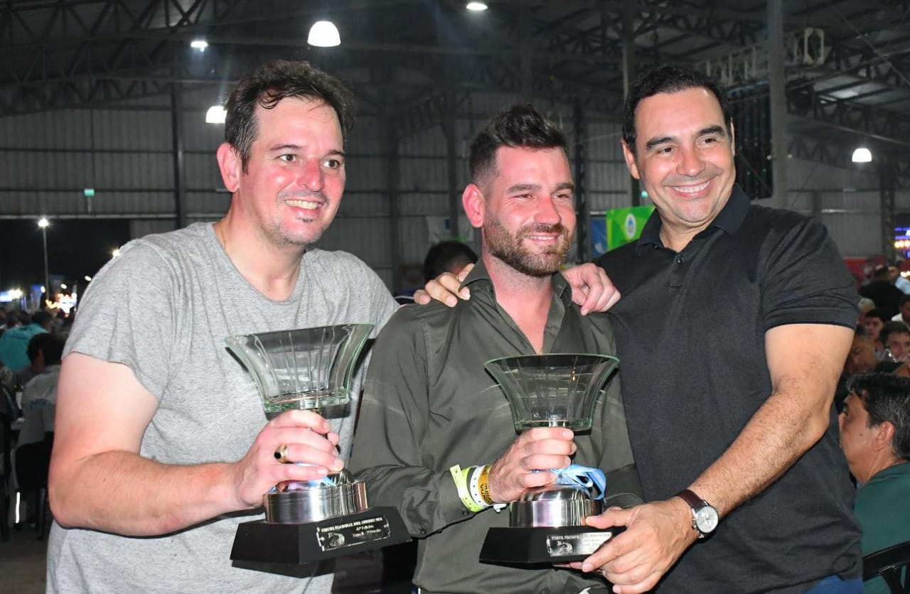 Vald&eacute;s entreg&oacute; premios en la Gran Cena de los Pescadores en Costa Surub&iacute;