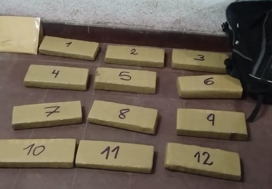 La Polic&iacute;a, demor&oacute; a dos j&oacute;venes y secuestr&oacute; m&aacute;s de 10 kilos de marihuana