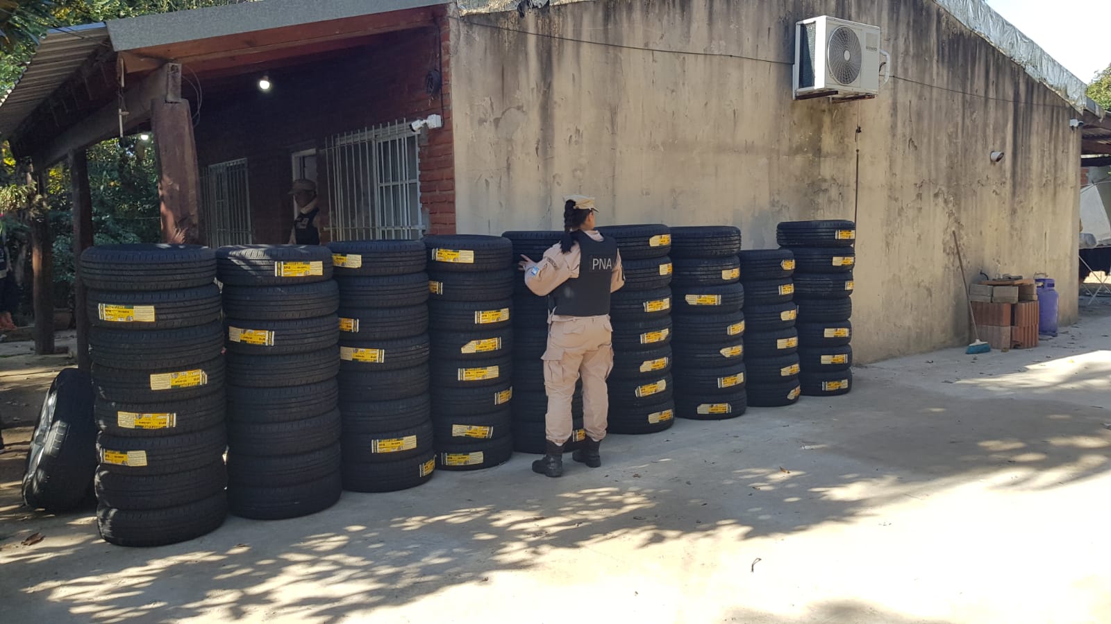 Prefectura secuestr&oacute; un cargamento de neum&aacute;ticos de contrabando