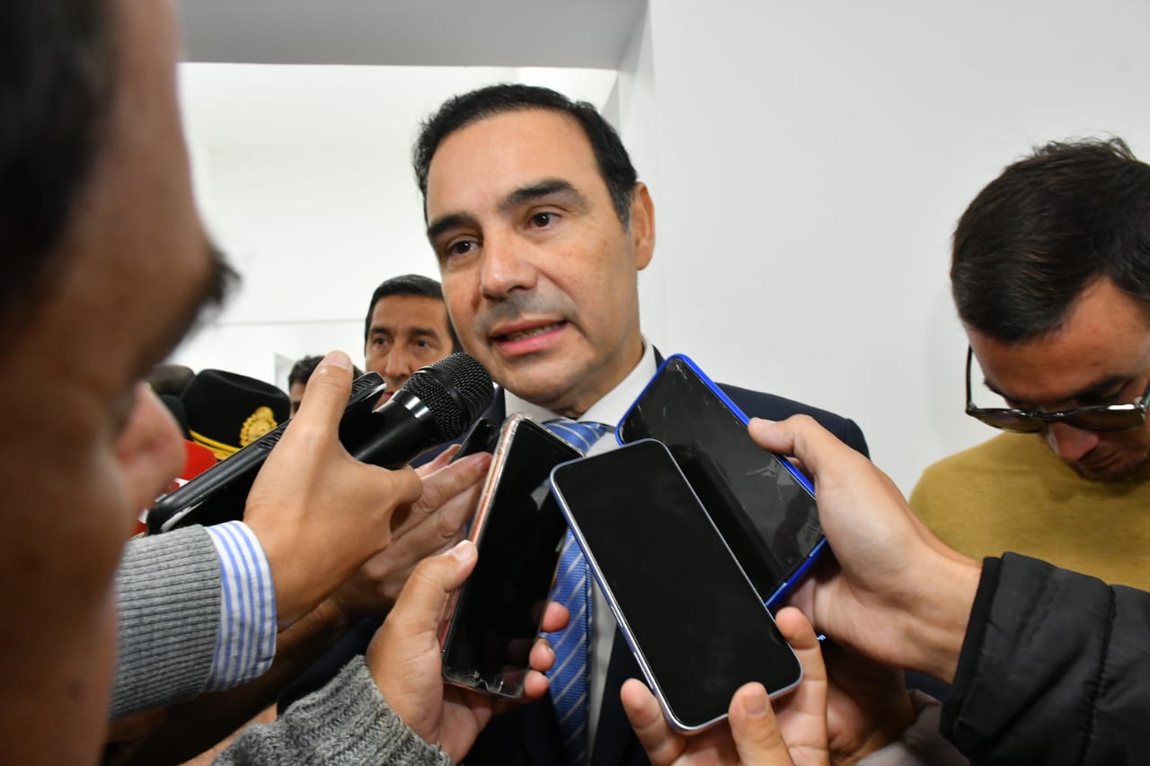 Vald&eacute;s anuncio un incremento del 10% en los sueldos y plus de empleados estatales 