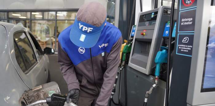 Desde junio YPF podrá bajar y subir el precio del combustible en el día según la demanda 