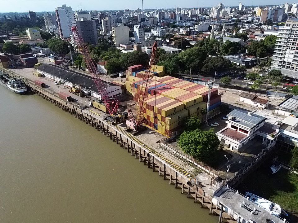 Valdés informó que el Puerto de Corrientes se encuentra operando con volúmenes máximos históricos y es clave para la exportación de maderas y cuero